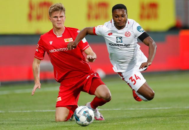 足球国足门将扑出关键点球，助球队惊险取胜