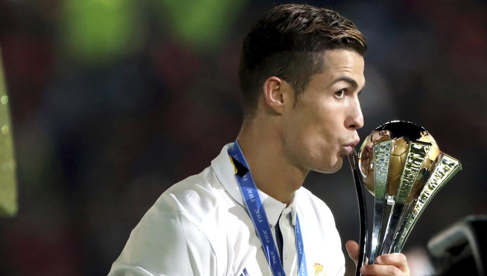 新闻背景：英超第17轮，阿斯顿维拉2-1击败曼联，豪取各项赛事10连胜。（英超第17轮维拉2-1力克曼联，各项赛事豪取十连胜）