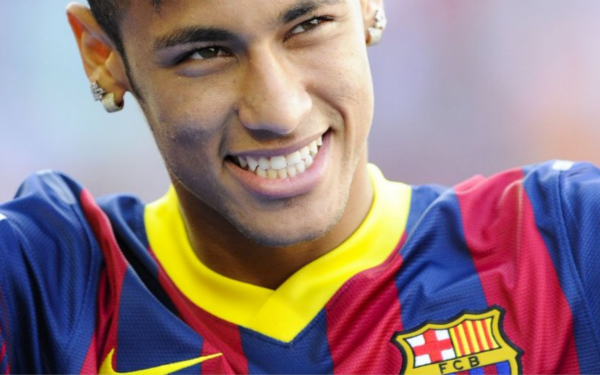 队报：非洲杯一票难求球场却空荡荡，黄牛囤积的票砸手里了（队报：非洲杯门票紧俏，球场却空座成片，囤票黄牛卖不出去）