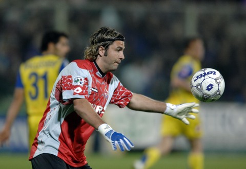 卡雷拉斯染红全程：对裁判让任意球重开不满染黄，随后抱怨吃直红