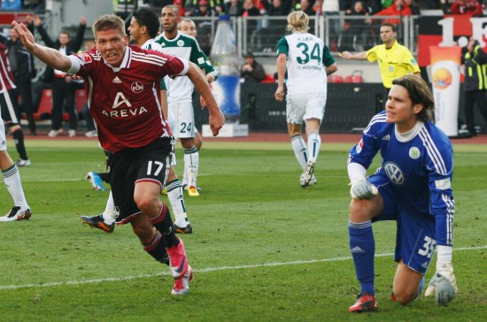 美记：艾顿因病缺席湖人今天训练，但他将随队前往犹他州